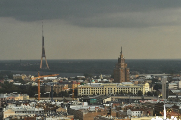 La tour de la télévision et le batiment de l'aire Sovietique