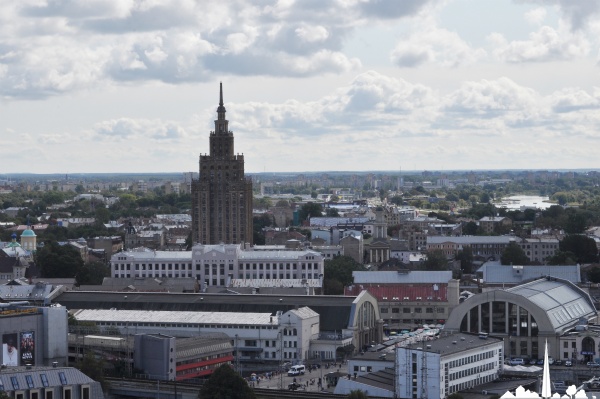 Vue sur le building soviétique "Palais de la culture et de la science" édifié entre 1951 et 1958 et le marché central dans les anciens hangars à Zeppelin