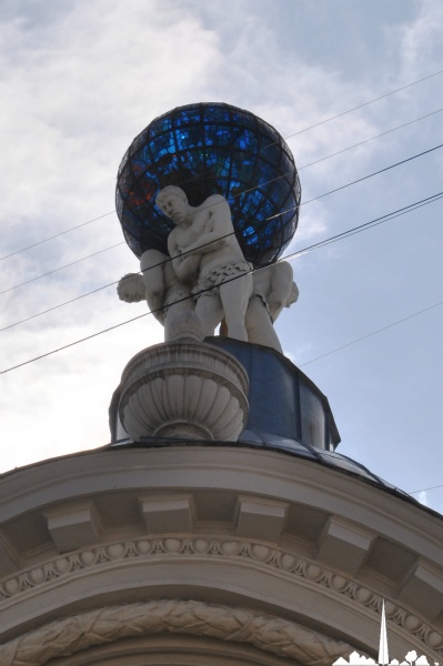 Détail du colosses portant le globe terrestre 