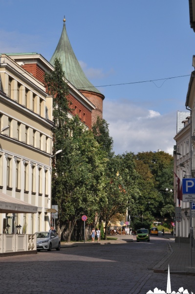 Rue vers la tour de poudre