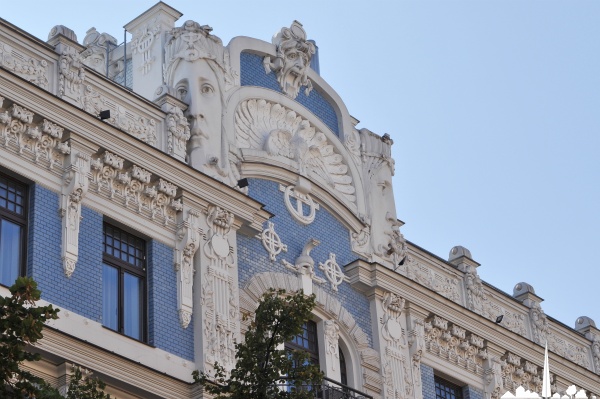 Détail fronton du 10b de la rue Elizabetes,les t^tes et les symboles ésotériques