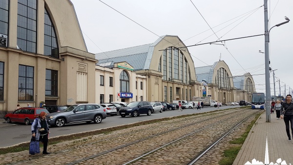 La ligne de tramway et les hangars à Zeppelins