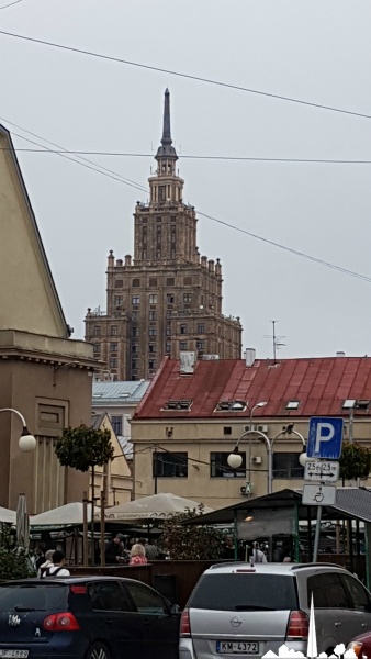 Étalages extèrieurs et le building de l'aire soviétique actuel "Palais de la culture et de la science"