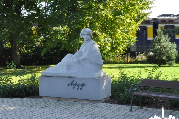 Statue d'Aspazija devant la Maison-musée