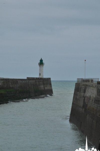 Saint-Valery-en-Caux- Le Phare et l'entrée du port