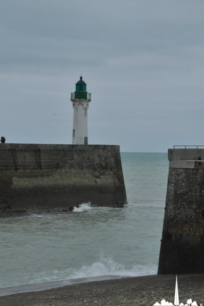 Saint-Valery-en-Caux- Le Phare et l'entrée du port