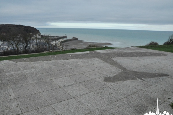 Saint-Valery-en-Caux - Vue depuis le mémorial Coste et Bélonte, avec l'ombre de leur avions