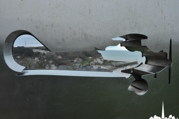 Saint-Valery-en-Caux - Vue à travers la silhouete de l'avion de Coste et Bellonte